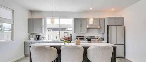 Réfrigérateur, micro-ondes, plaque de cuisson, lave-vaisselle