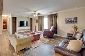 TV - Steps to WES Arena: Pet-Friendly Cabin w/ Deck! (Blue Ridge)