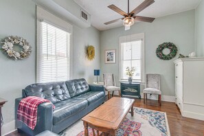 Una televisión, una chimenea, videojuegos, una videoteca