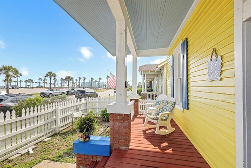 Steps to Pleasure Pier: Family Escape w/ Pool!