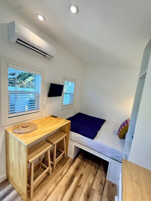 1 habitación, tabla de planchar con plancha, wifi gratis y ropa de cama 
