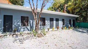 A modern building with a flat roof, multiple windows, and a gravel driveway. - Downtown Apartment by The Beach #5 (Sámara)