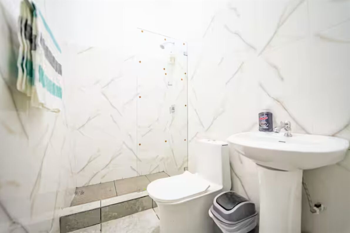 Douche, serviettes fournies, savon, papier de toilette