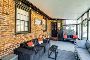 Fernseher, Kamin, Bücher