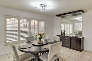Dining - Outdoor Kitchen, Fire Pit, More! Las Vegas Getaway (Las Vegas)