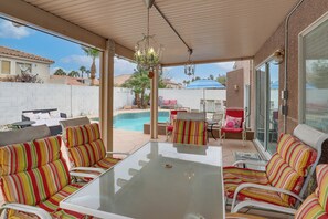 Outdoor dining - Outdoor Kitchen, Fire Pit, More! Las Vegas Getaway (Las Vegas)
