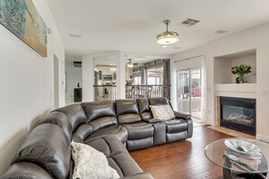 TV, fireplace - Outdoor Kitchen, Fire Pit, More! Las Vegas Getaway (Las Vegas)