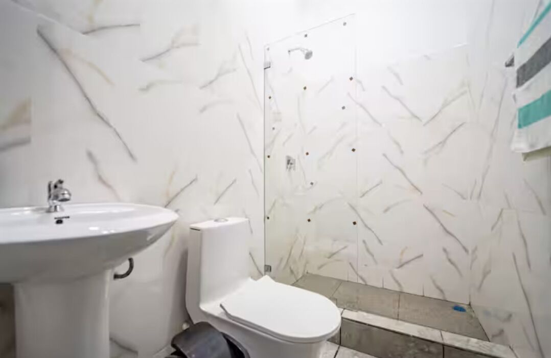 Douche, serviettes fournies, savon, papier toilette