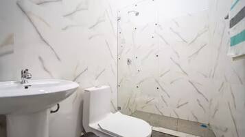 Douche, serviettes fournies, savon, papier toilette