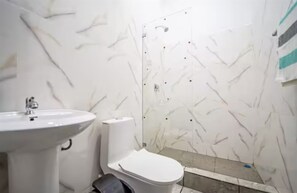 Shower, towels, soap, toilet paper - Apartments Downtown by The Beach #1 (Sámara)