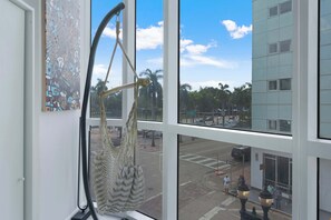 Interior - The Vizcayne Vibe- Sauna, Pool and Sundeck (Miami)