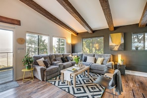 TV, fireplace, books - Modern Heavenly Ski Resort Mountain-Top Retreat (Stateline)