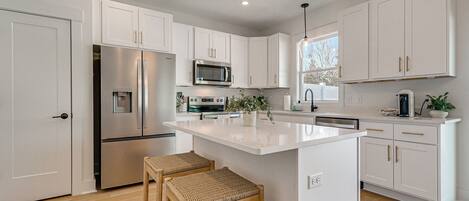 Refrigerador, microondas, parrilla de estufa y lavavajillas