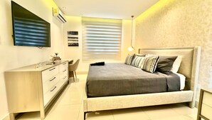 Ein modernes Schlafzimmer mit Bett, Nachttisch und Schreibtisch.