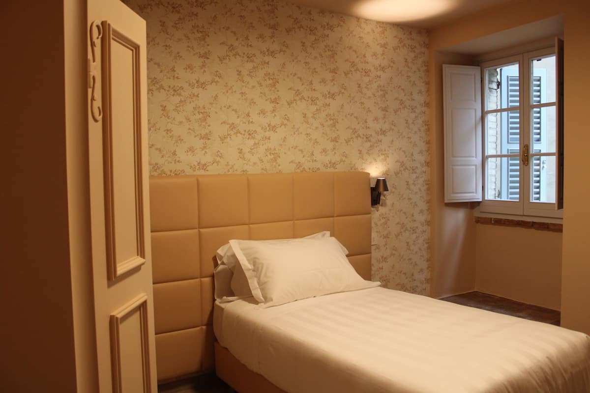 Chambre Standard double (1 Twin bed and 1 Sofa bed) | Coffre-fort, bureau, accĂšs au Wi-Fi (inclus)