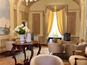 Lobby sitting area - Boutique Hotel Palazzo Brunamonti (Bevagna)
