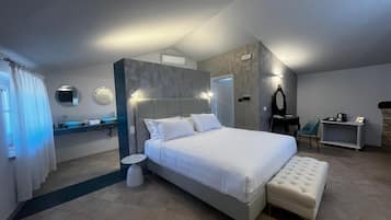 Romanttinen sviitti, kaupunkinäköala | Tallelokero huoneessa, työpöytä, ilmainen Wi-Fi