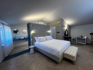 Suite romántica, vistas a la ciudad | Caja fuerte, escritorio, wifi gratis y ropa de cama
