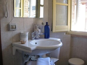 Een haardroger, pantoffels, handdoeken, zeep