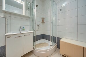 Shower, hair dryer, towels, soap - A1 comfortable apartment with balcony, 4 min walk to Znjan beach (Split)