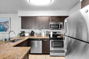 Een koelkast, een magnetron, een oven, een kookplaat