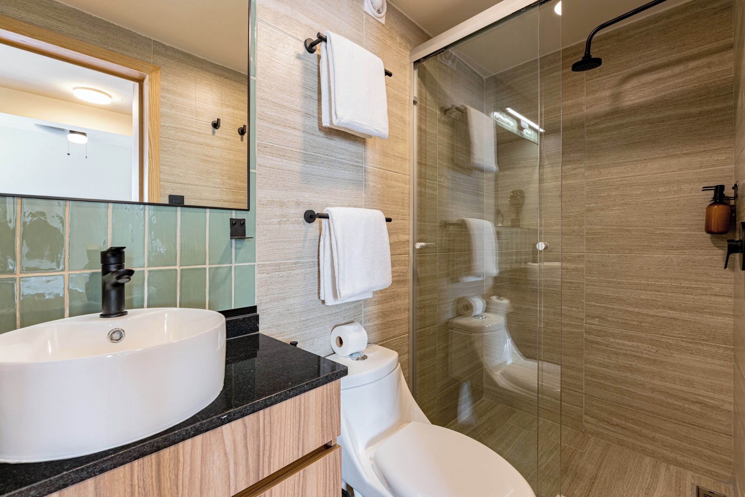 Toallas, jabón, shampoo, papel de baño 