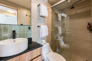 Toallas, jabón, shampoo, papel de baño