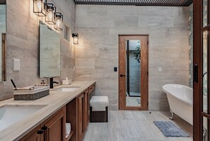 Casa Deluxe, 6 habitaciones, vista a la ciudad | Baño | Toallas, jabón, shampoo, papel de baño 
