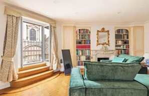 TV, books - A REFINED HARMONY OF ROMAN CHARACTER JUST 5 MINS FROM PANTHEON & TREVI OUNTAIN (Roma)