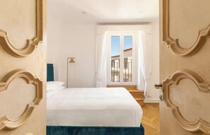 4 bedrooms, desk, iron/ironing board, free WiFi - A REFINED HARMONY OF ROMAN CHARACTER JUST 5 MINS FROM PANTHEON & TREVI OUNTAIN (Roma)