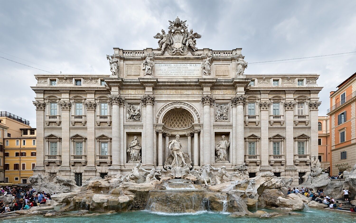 Der Trevi-Brunnen mit einer großen Statue in der Mitte, umgeben von einem Steingrund und Wasser.