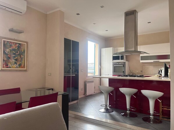 Kühlschrank, Mikrowelle, Ofen, Herdplatte