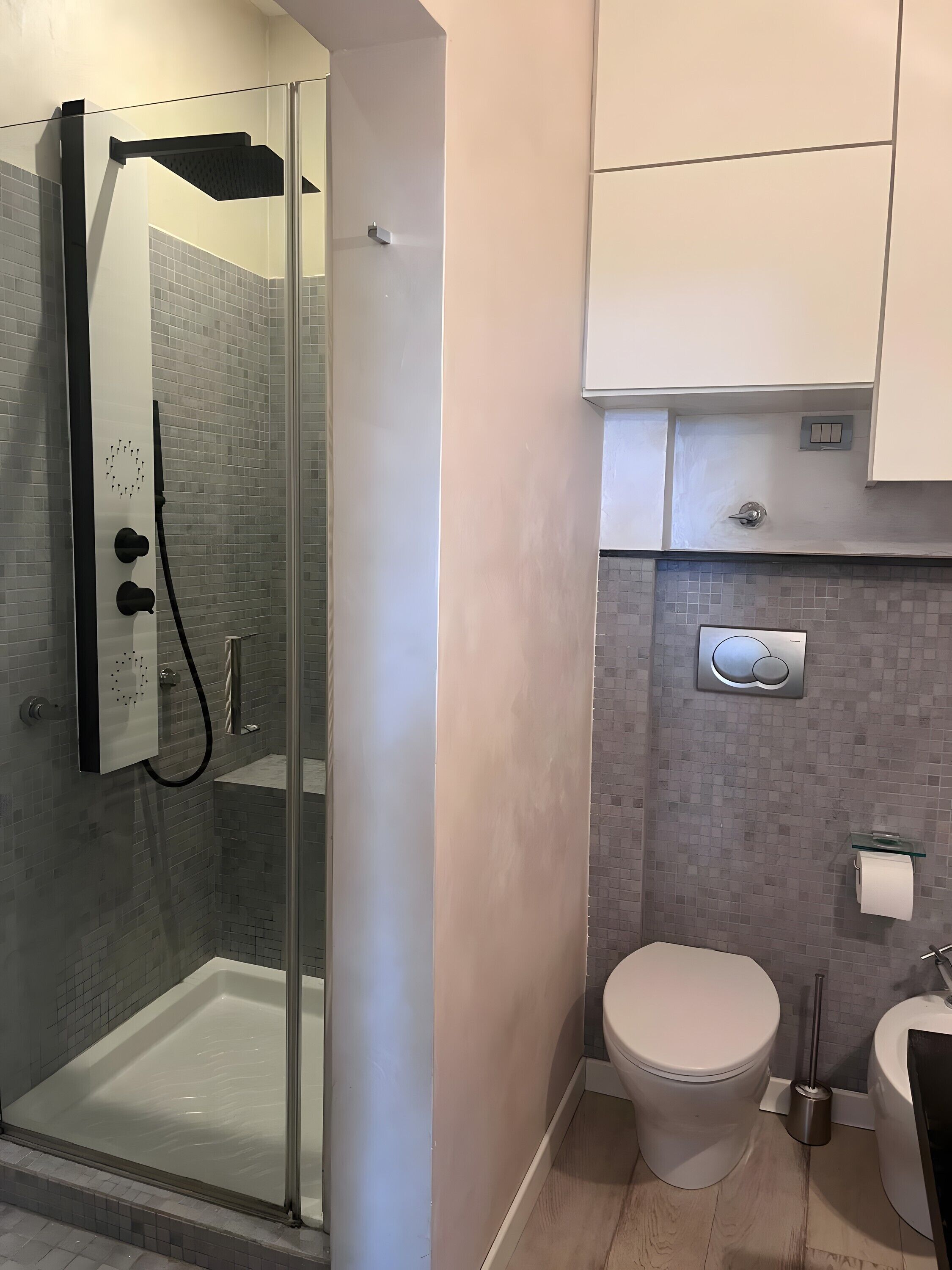 Douche, sèche-cheveux, serviettes fournies