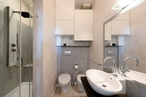 Shower, hair dryer, towels - Luce Chiara Home with Private Garden, Near Gaslini, Wi-Fi and Air Conditioning (Genova)