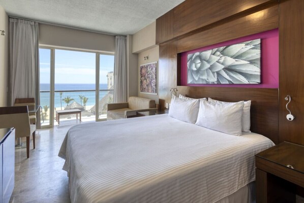 Escritorio, tabla de planchar con plancha, wifi y ropa de cama 