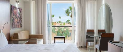 Escritorio, tabla de planchar con plancha, wifi y ropa de cama