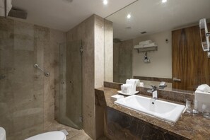 A modern bathroom with a glass-enclosed shower, a marble sink, and a large mirror. - Depto a 5 min del mar y el centro de San Jose 101 (San José del Cabo)