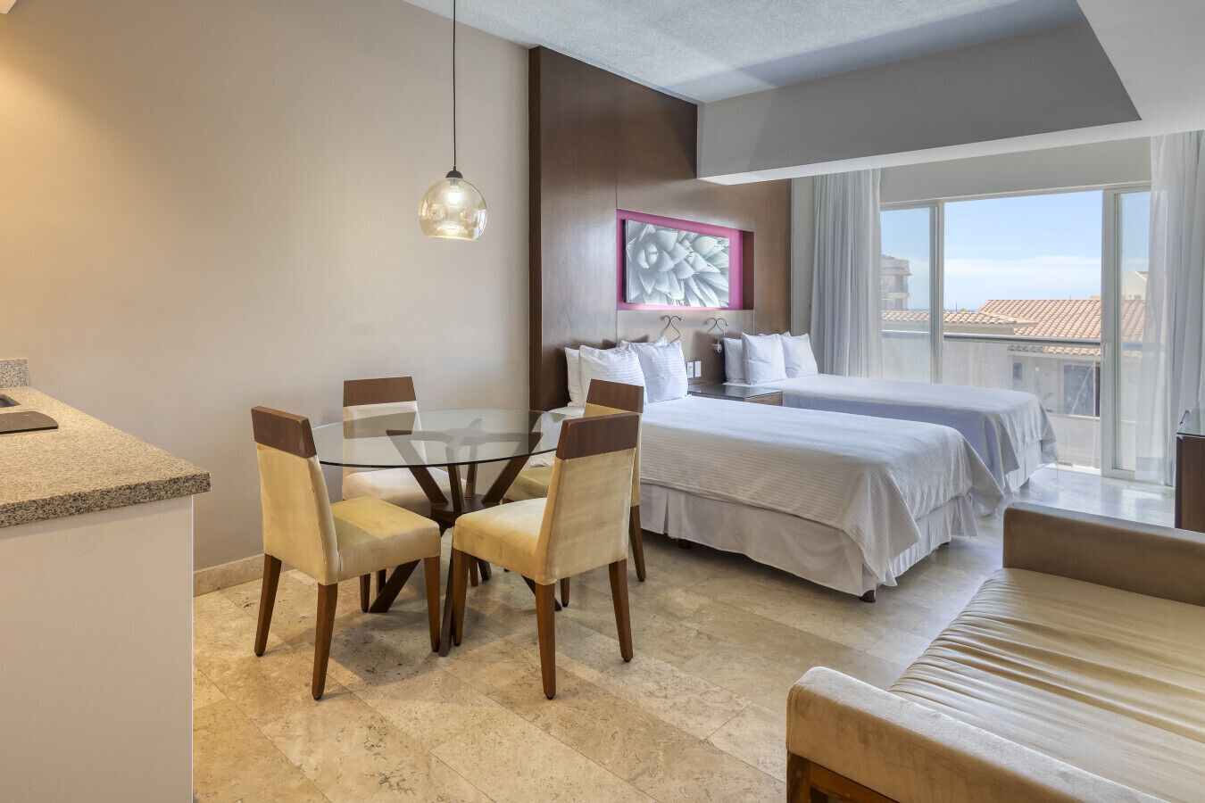 Työpöytä, silitysrauta/-lauta, Wi-Fi, vuodevaatteet