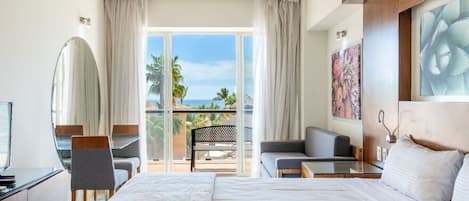 Escriptori, planxa i posts de planxar, wifi i roba de llit