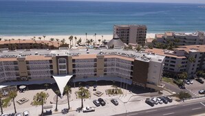 A hotel with a central courtyard, a pool, and a view of the beach. - Depto a 5 min del mar y el centro de El Cabo 304 (San José del Cabo)