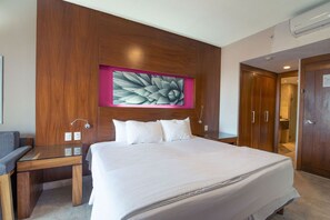 Escrivaninha, ferros/tábuas de passar roupa, Wi-Fi, roupa de cama