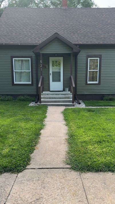 Charming 3-bedroom house in  Loup City with AC