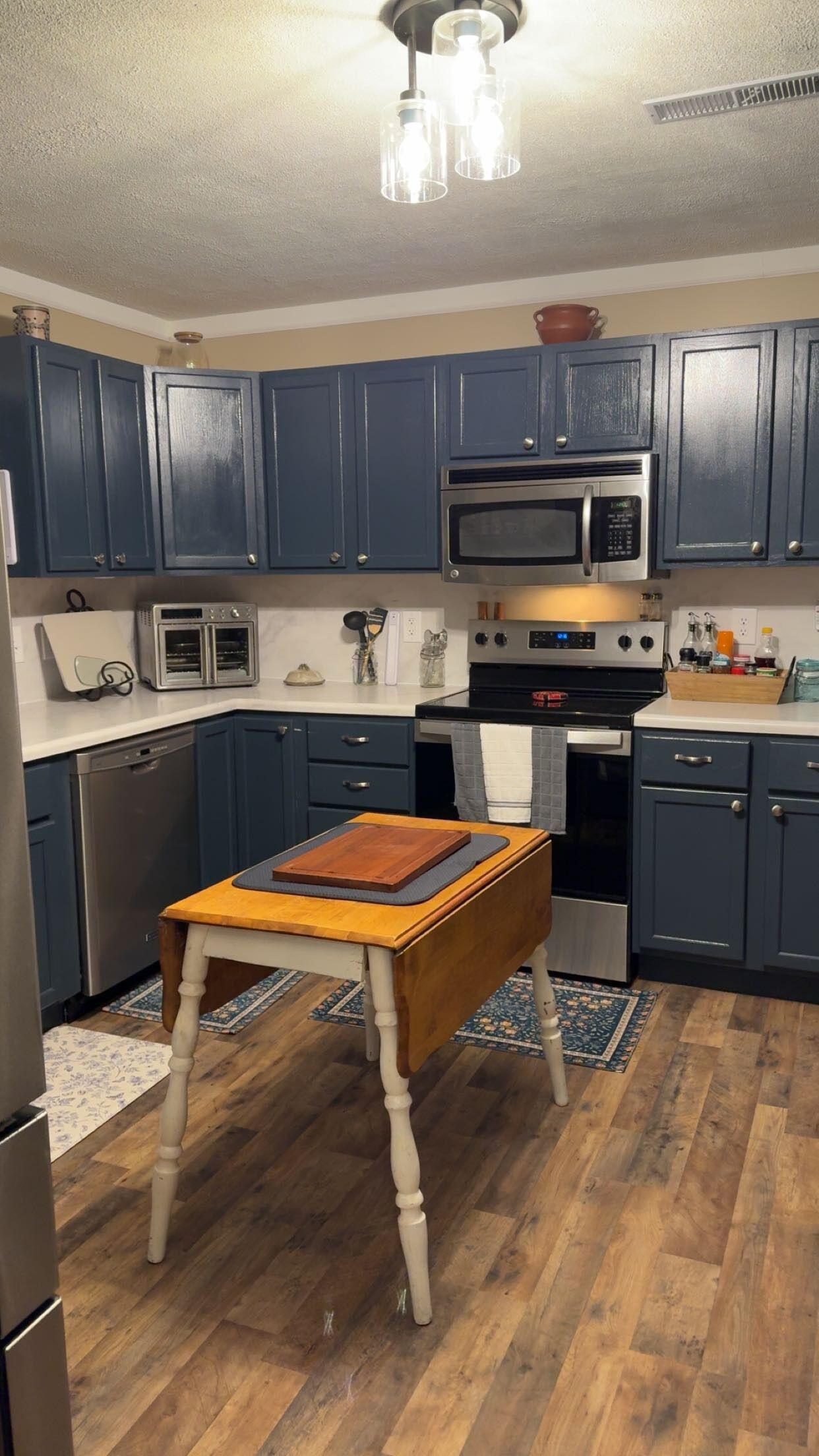 Microondas, horno, placa de cocina y lavavajillas