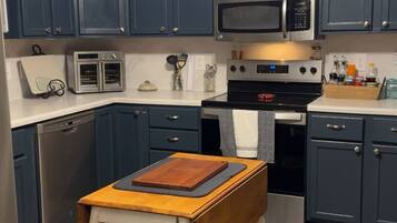 Microondas, horno, placa de cocina y lavavajillas