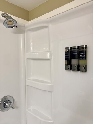 Haartrockner, Handtücher, Seife, Toilettenpapier