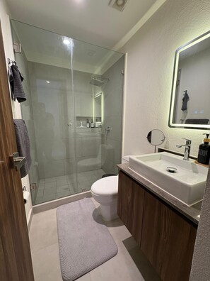 Haartrockner, Handtücher, Seife, Toilettenpapier