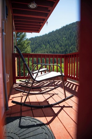 Terrace/patio - Fantastic 2-bedroom house in charming Blue River perfect for a relaxing getaway. (Blue River)
