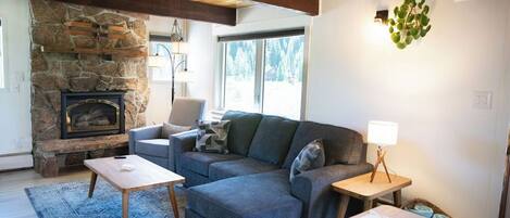 Smart TV, fireplace