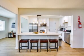 Private kitchen - Spacious 6-bedroom house in beautiful San Diego with AC (San Diego)