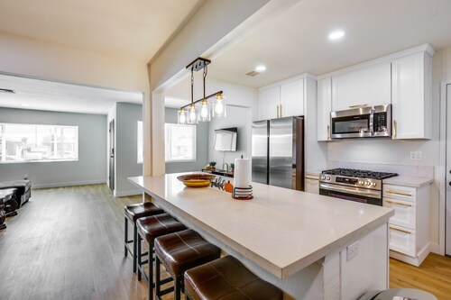 Spacious 6-bedroom house in beautiful San Diego with AC